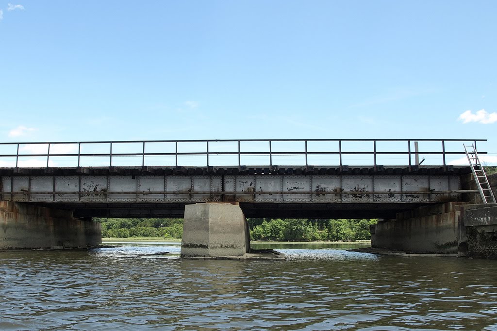 Amtrak Railroad Bridge (south) over Vanderburgh Cove, Hudson River, Rhinebeck NY, ДеВитт