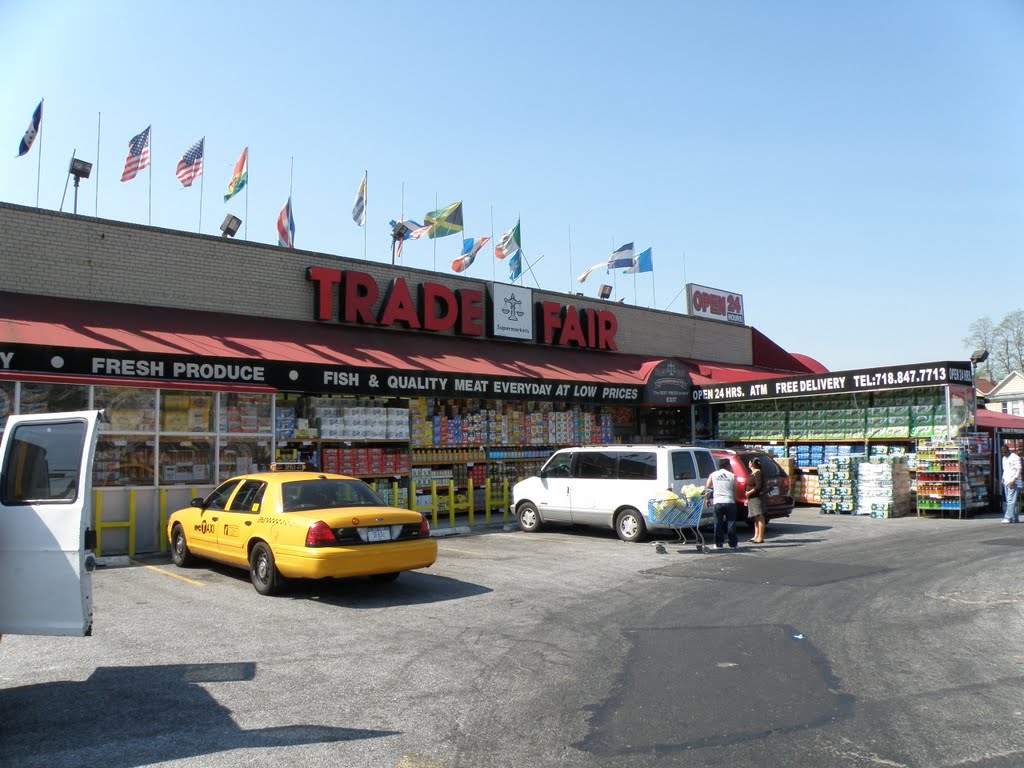 Beautiful view of Trade fair supermarket in the spring in New York., Джамайка