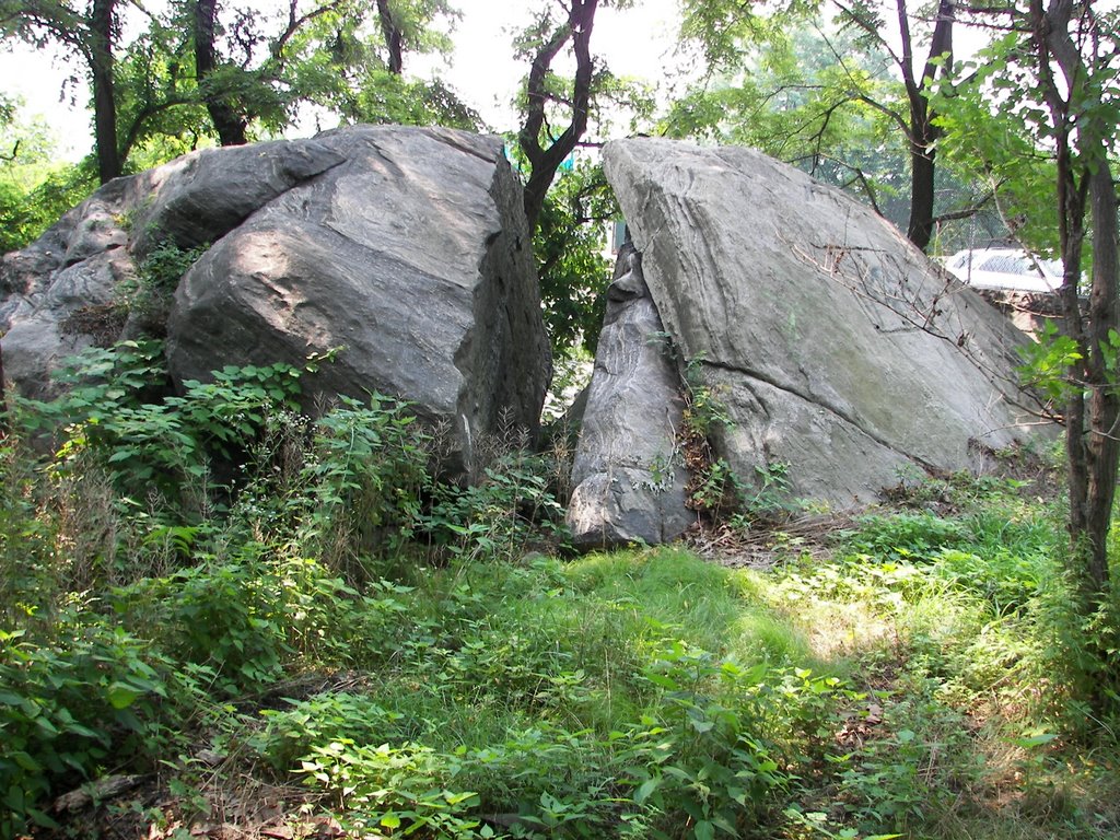 Split Rock: Traditionally, Anne Hutchinsons Hiding Place During Indian Raid, Истчестер