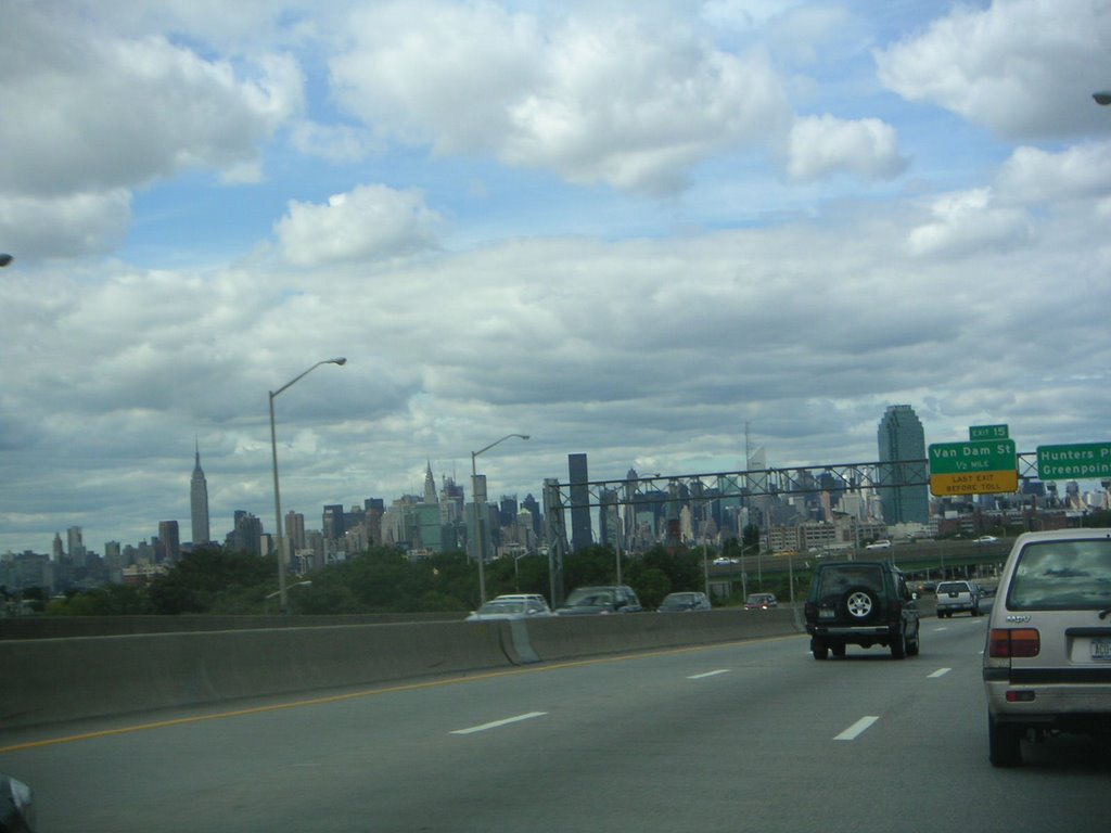 Approaching Manhattan, Квинс