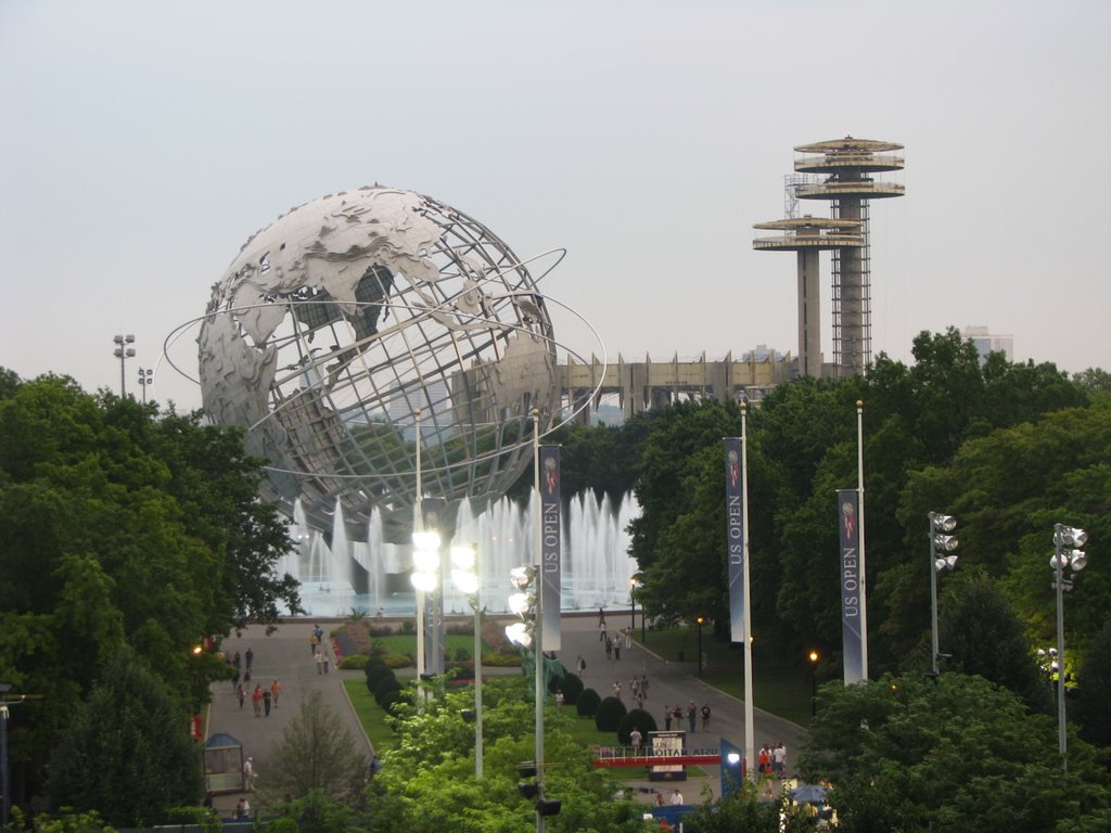 Unisphere and Observatory towers in Flushing Meadows-Corona Park, Корона