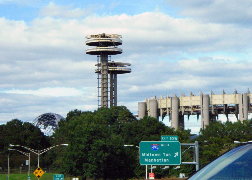 USA - NY - New York City. Oberservatory Towers and NY State Pavillon at Flushing Meadows Park - where the MiB catch Aliens, Корона