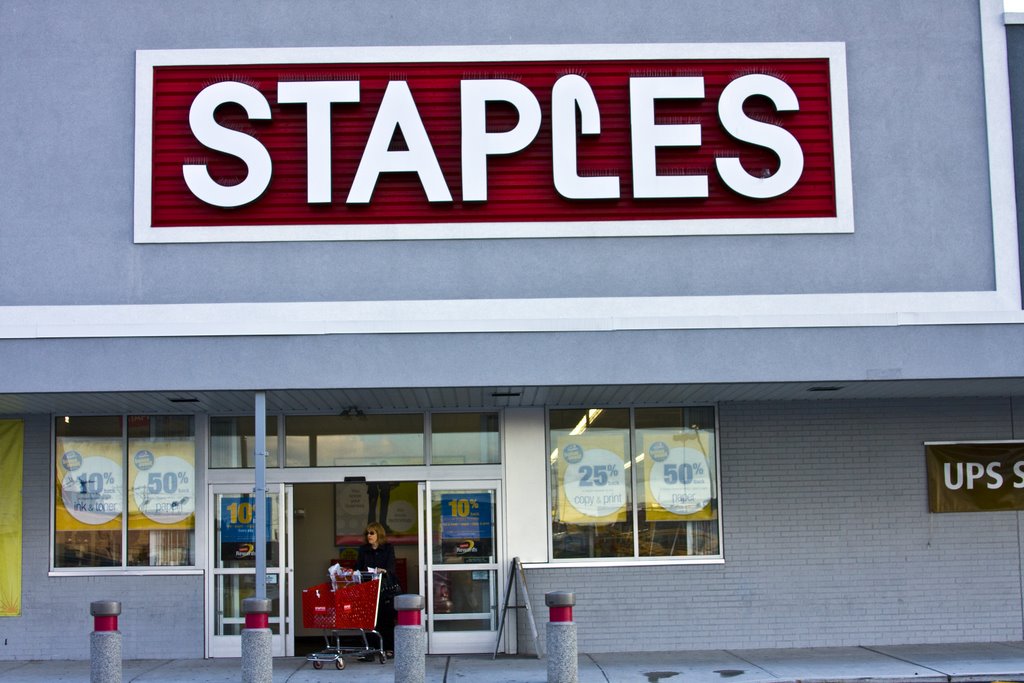 Staples at the Bay Harbour Mall, Лауренс