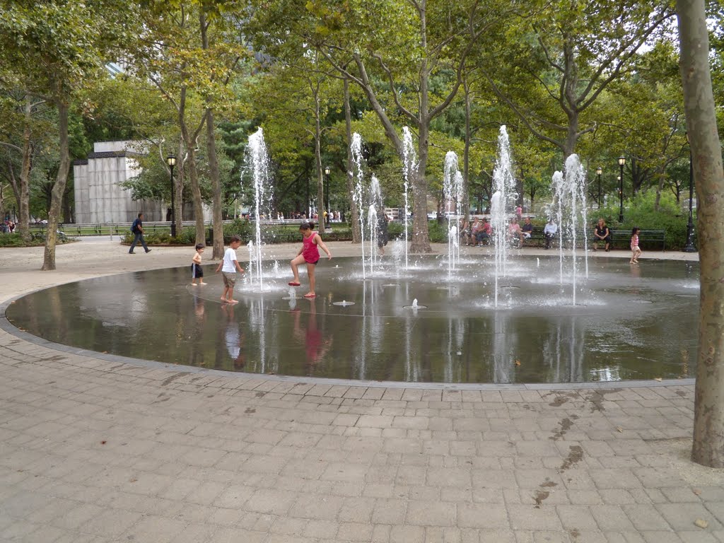 An unconventional vision of New-York -- Children at the fountain, Линелл-Мидаус
