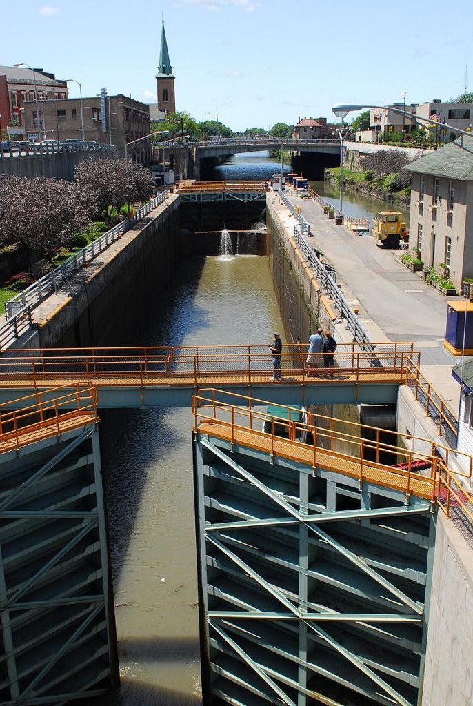 Historic Locks on Erie Canal (gates are closing), Локпорт