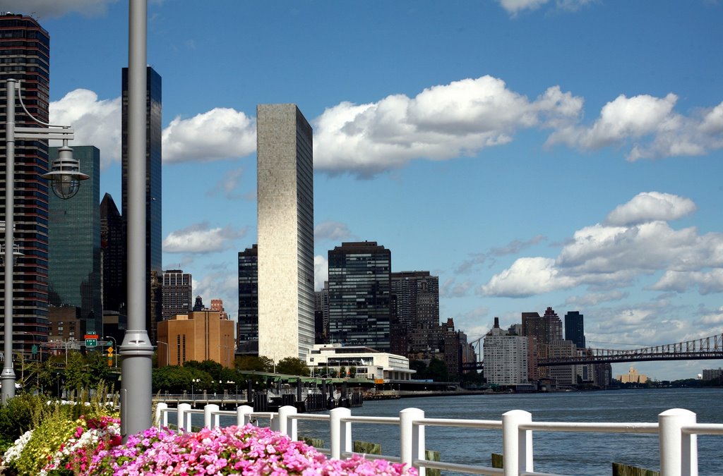 United Nations Building seen from Waterside Plaza - NYC - September 2008, Лонг-Айленд-Сити
