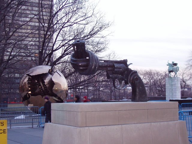 082 New York, Denkmäler vor dem UNO-Hauptquartier, Лонг-Айленд-Сити