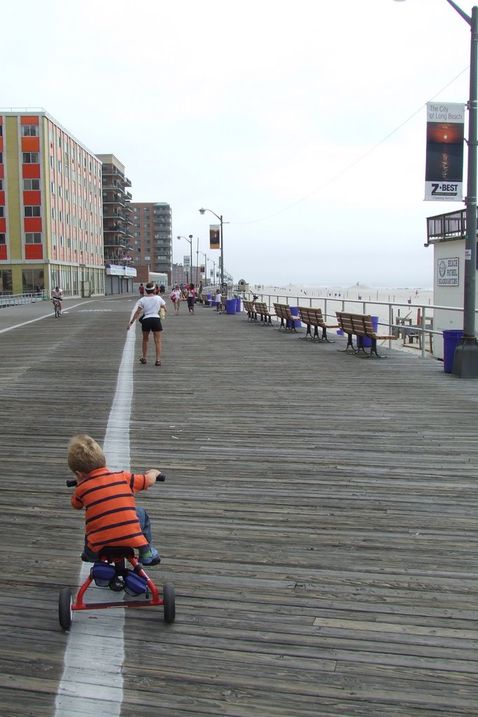 Child & Runner on Boardwalk, Лонг-Бич