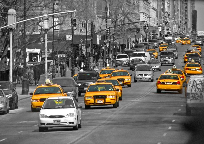 Yellow cabs on the road, Манхаттан