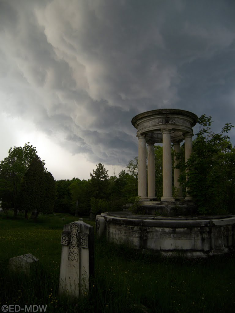 The Boyd monument at the edge of the storm, Менандс