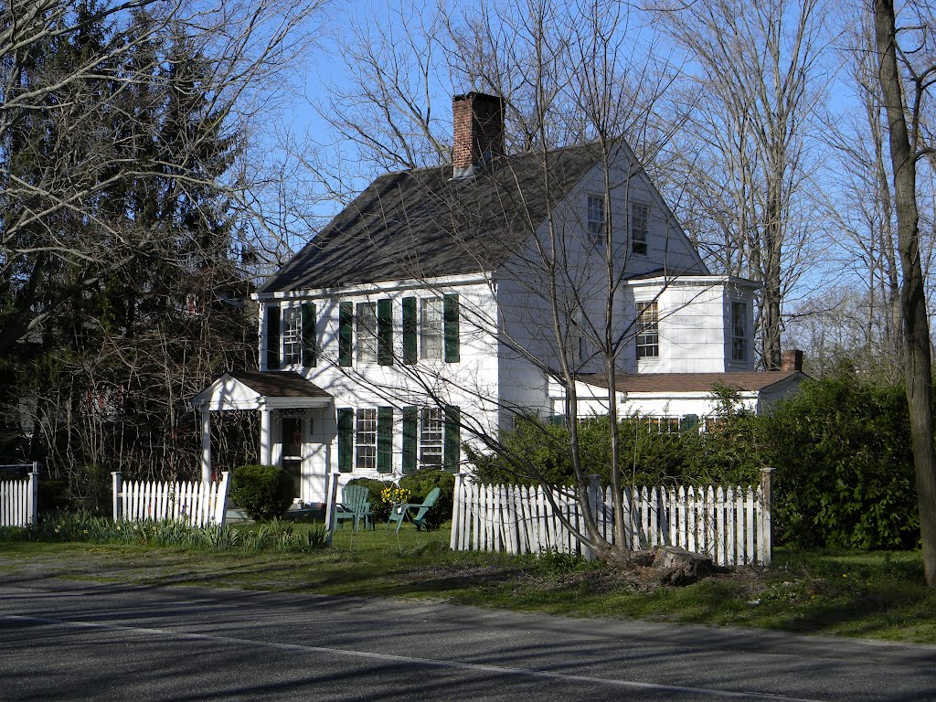 Colonial Home along North Country Road - Miller Place, NY, Миддл-Айденд