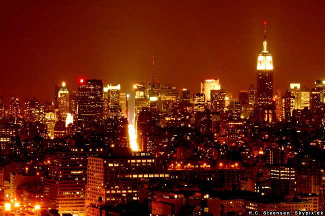 Looking up Manhattan from the west side, by night, Нью-Йорк-Миллс