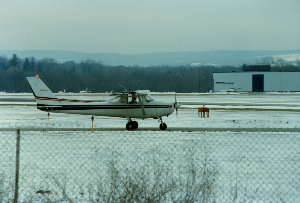 Cessna 152 N93145 at Dutchess County Airport, Poughkeepsie, NY, Нью-Хакенсак