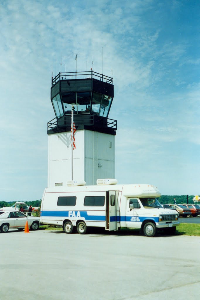 FAA Aviation Education Van and Airport Control Tower at at Dutchess County Airport, Poughkeepsie, NY, Нью-Хакенсак