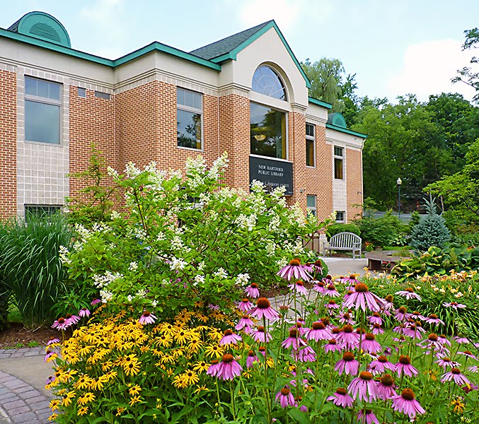 New Hartford Public Library from Garden, Нью-Хартфорд
