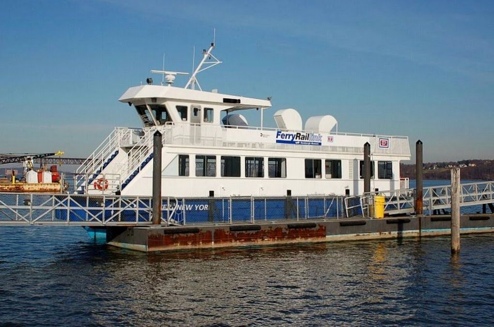 FerryRail-link (Commuter Ferry) "West New York" docked on the west shore of the Hudson River at Newburgh, NY, Ньюбург