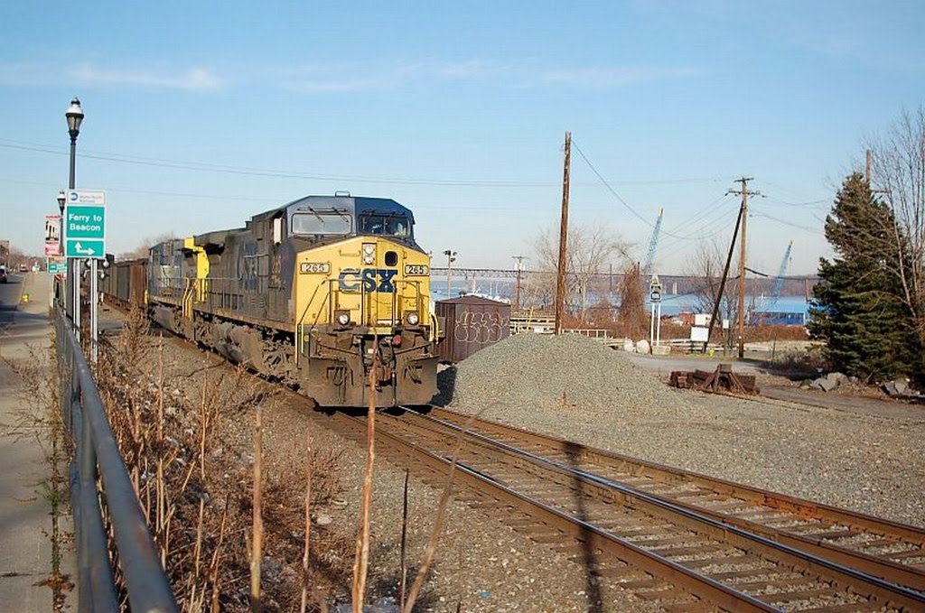Southbound CSX Transportation Mixed Freight Train, with GE AC44CW No. 265 in the lead at Newburgh, NY, Ньюбург