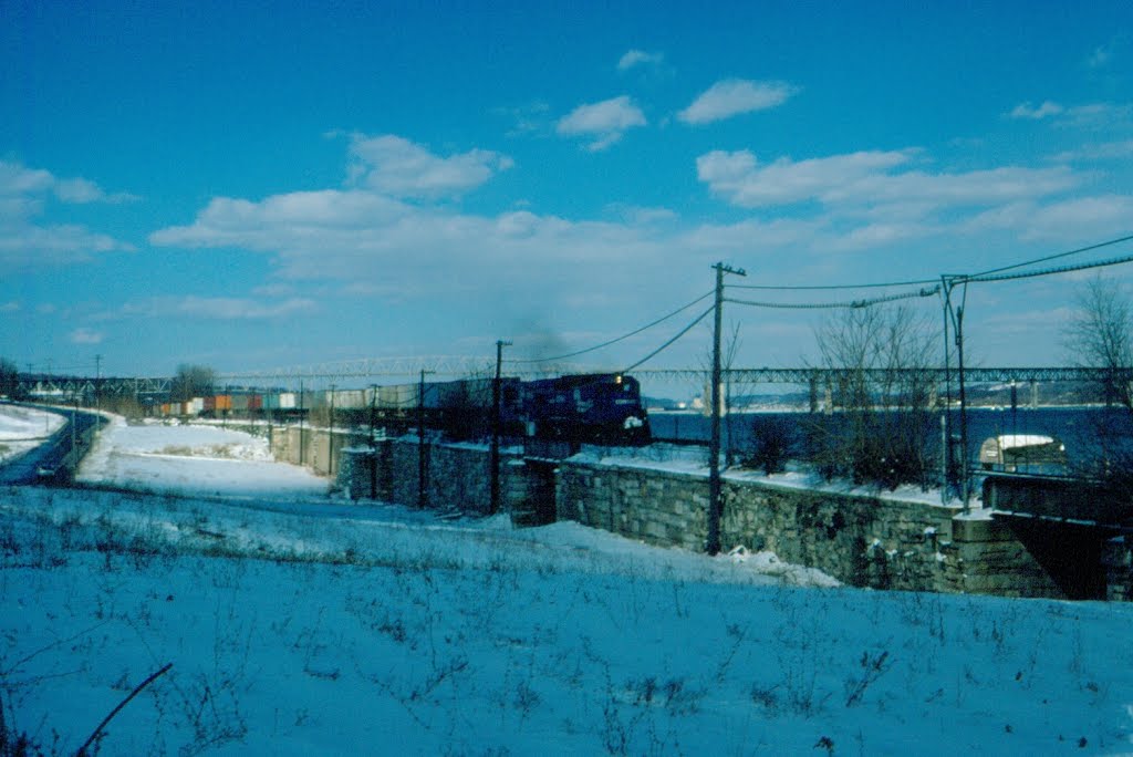 Southbound Conrail Freight Train on the "River Line" at Newburgh, NY, Ньюбург