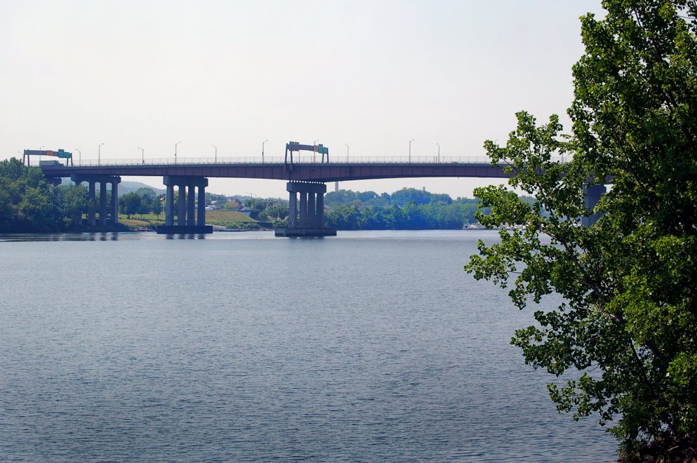 Dunn Memorial Bridge over the Hudson River from Albany looking South, Олбани