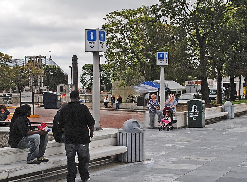 People gather obediently as instructed by the signs, Олбани