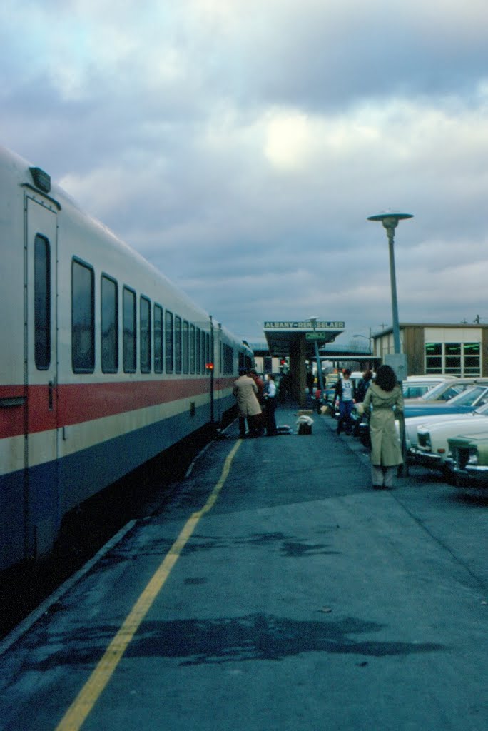 Amtrak Train No. 68, the "Adirondack", with Rohr Turboliner equipment, boarding passengers at Rensselaer, NY, Олбани