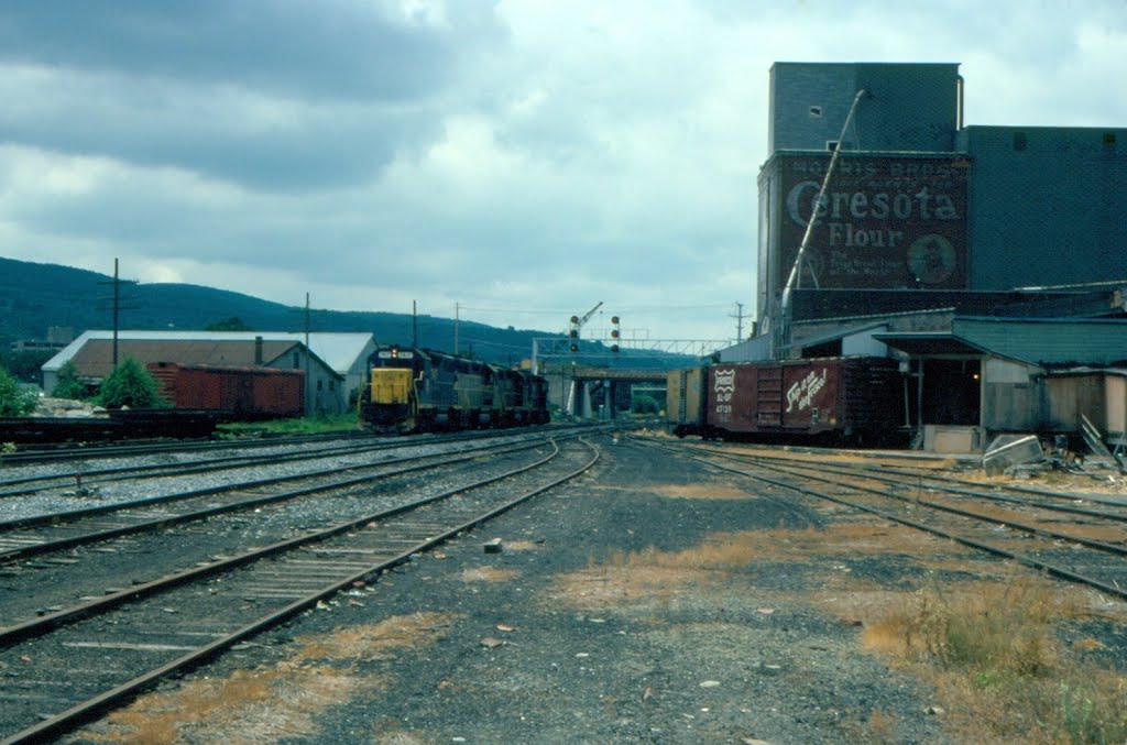 Four Delaware and Hudson Railway Diesels led by EMD GP39-2 No. 7417 at Oneonta, NY, Онеонта