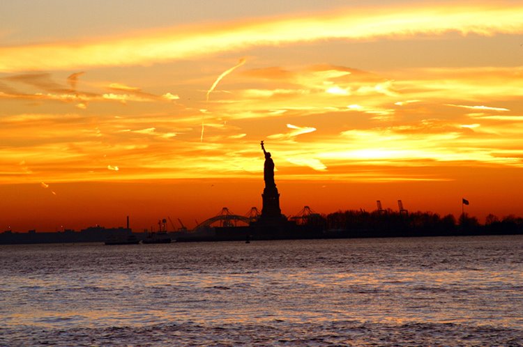 Lady Liberty viewed from Battery Park, New York City: December 28, 2003, Перрисбург