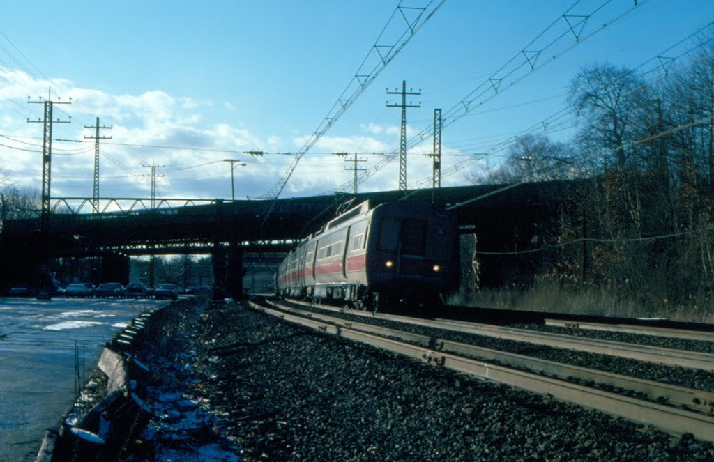 Northbound Connecticut Department of Transportation Commuter Train at Rye, NY, Порт-Честер