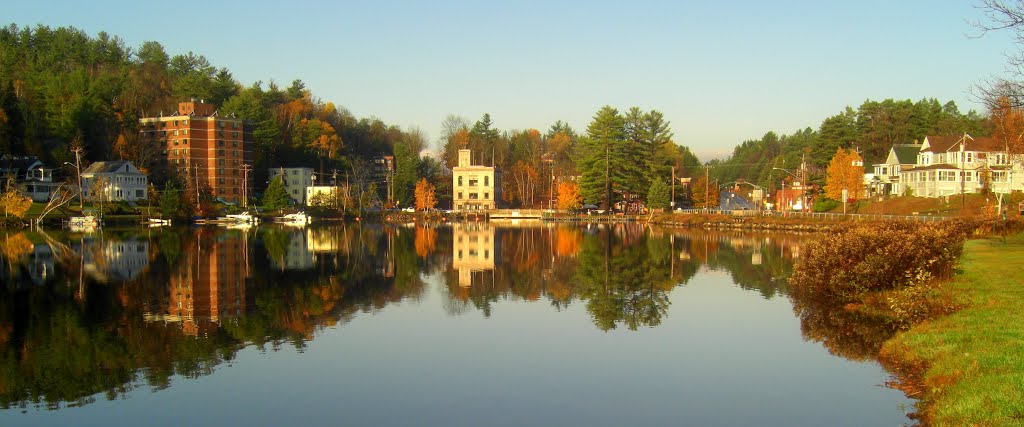 Lake Flower, in the village of Saranac Lake, NY, early morning, oct 20, 2012, Саранак-Лейк