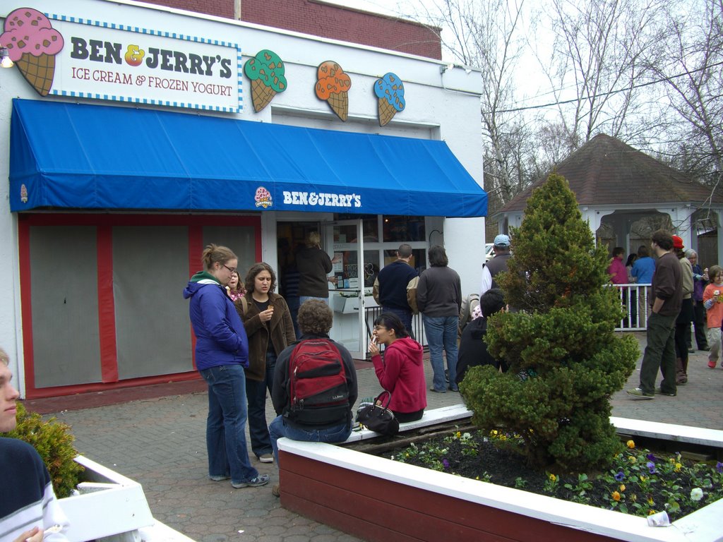 Free Ice Cream Day in Saratoga Springs, NY 4-2009, Саратога-Спрингс