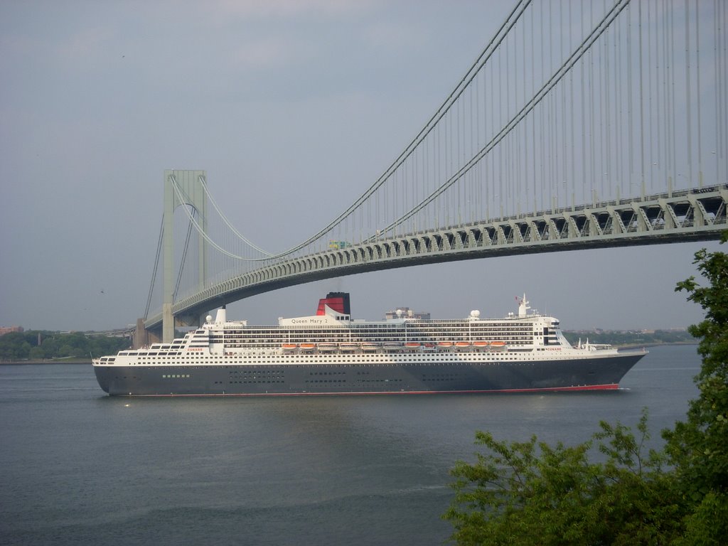 Queen Mary 2 sails under Verrazano  Bridge, Саут-Бич