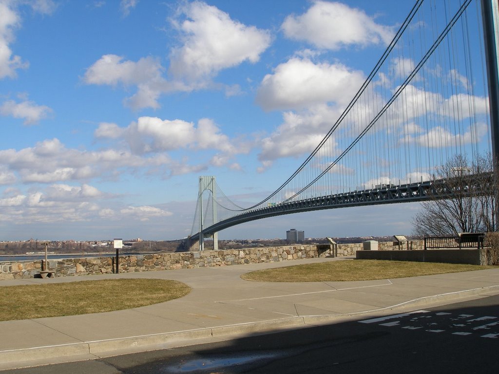 The Verrazano Narrows Bridge connects two of New York Citys five boroughs - Staten Island with Brooklyn.  It is one of the worlds longest suspension bridges.  View from Staten Island looking towards Brooklyn. February 7, 2008, Саут-Бич
