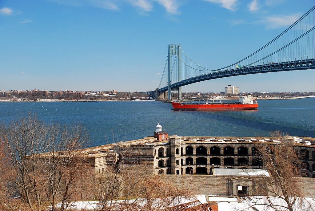 2010-02-20 Fort Weed and Verrazano Narrows Bridge with a Fright ship, Саут-Бич