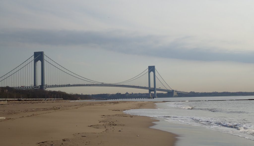Verrazano-Narrows Bridge from Staten Island beach, Саут-Бич