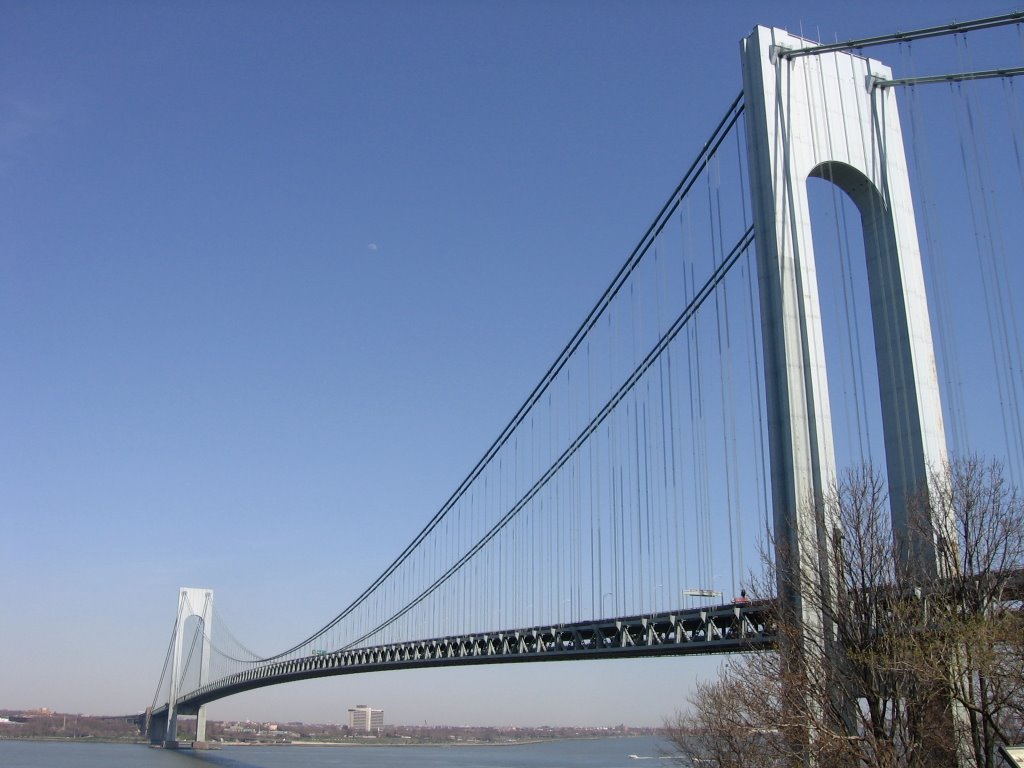 The Verrazano Narrows Bridge links Staten Island and Brooklyn [001865], Саут-Бич