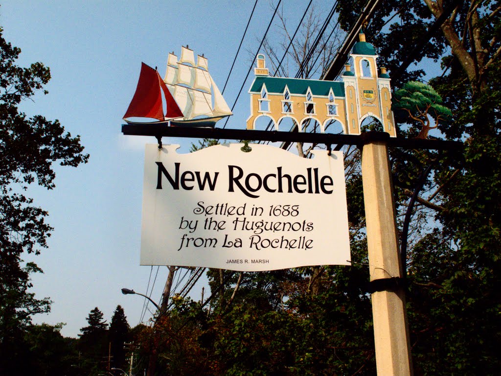 Historic New Rochelle Approach Sign on Wilmot near Weaver Street, Скарсдейл