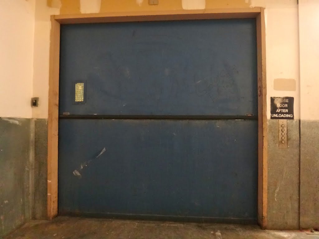 Freight elevator at Westchester Mall, Уайт-Плайнс