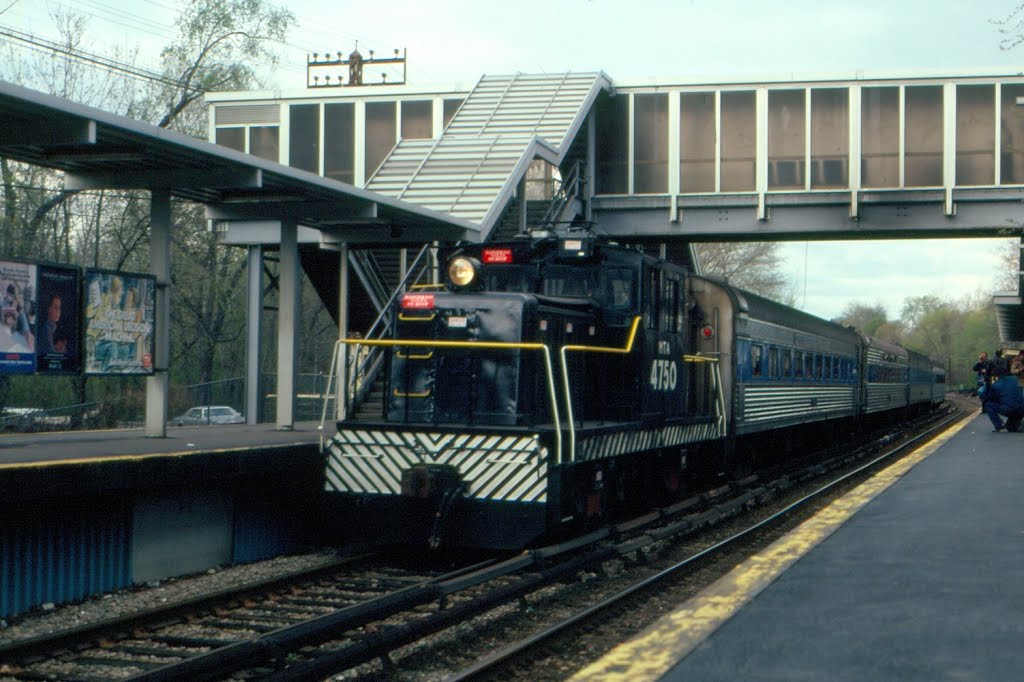 Metropolitan Transit Authority Railfan Extra led by, Ex New York Central Railroad, GE E10B Electric Locomotive No. 4750 at North White Plains, NY, Уайт-Плайнс