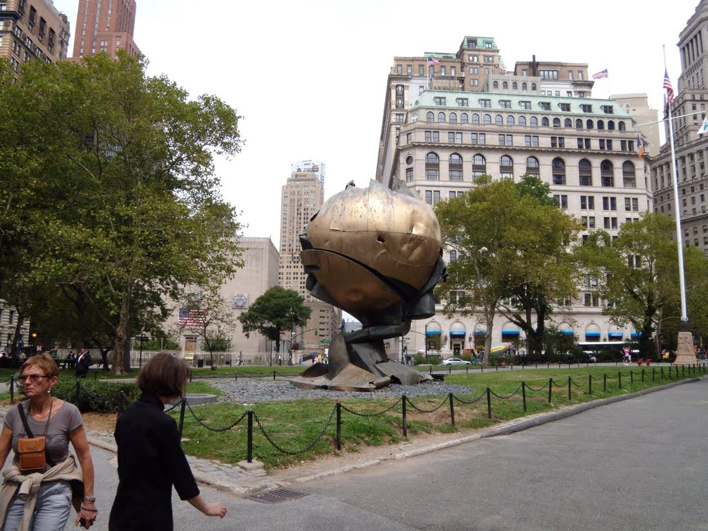 New York - Battery Park - The Sphere of the World Trade Center by Fritz Koenig, Хауппауг
