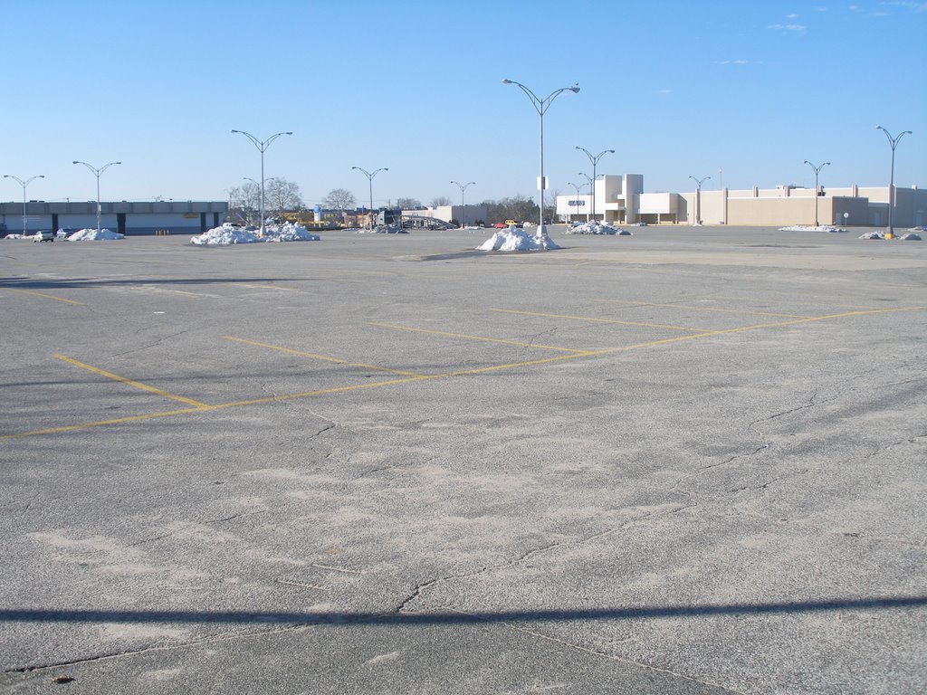 empty, barren parking lot at Sears, Хиксвилл