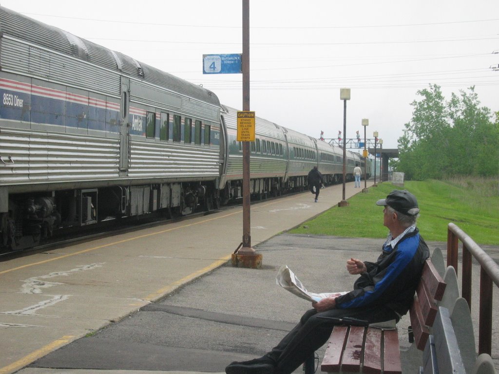 Passengers Boarding An Amtrak Train At Buffalo-Depew Station, Чиктовага