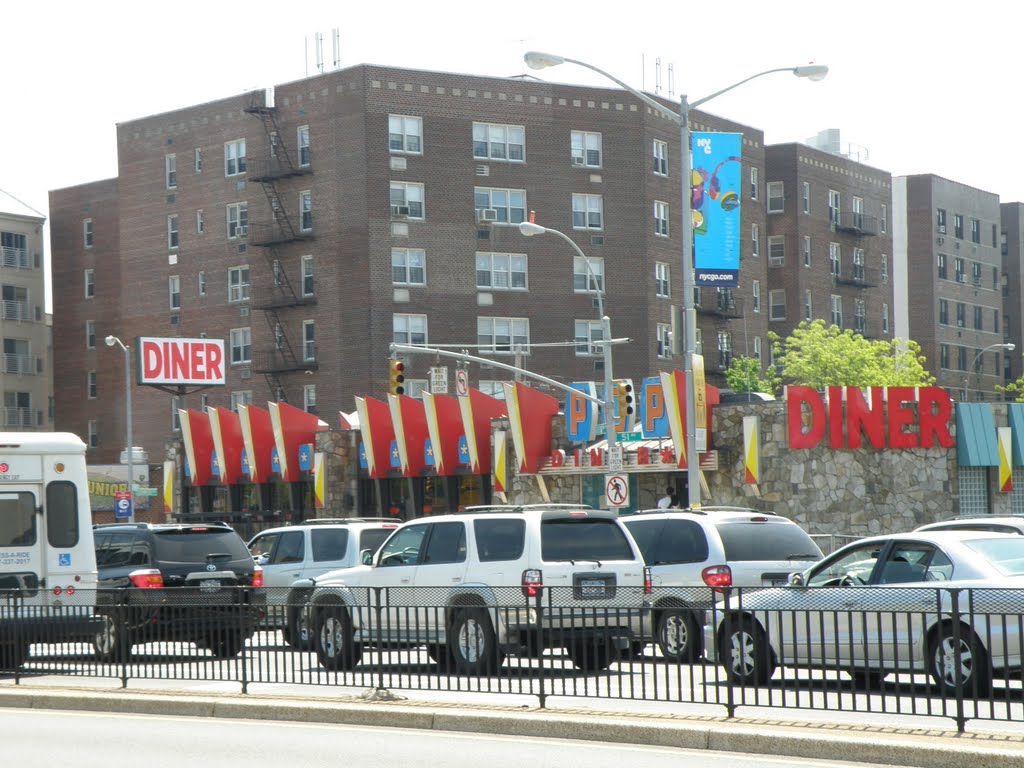 Beautiful buildings on queens blvd in the spring in New York City., Элмхарст