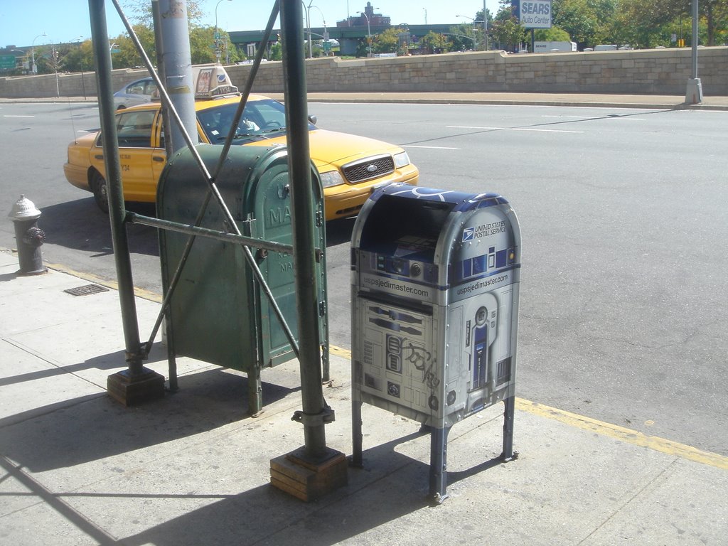 R2-D2 mailbox in front of Queens Center Mall on Queens Blvd, Элмхарст