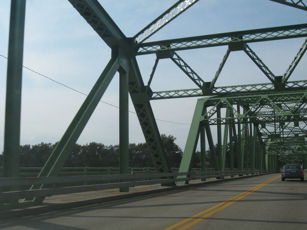 The green bridge that connects Vestal to Endicott, Эндикотт