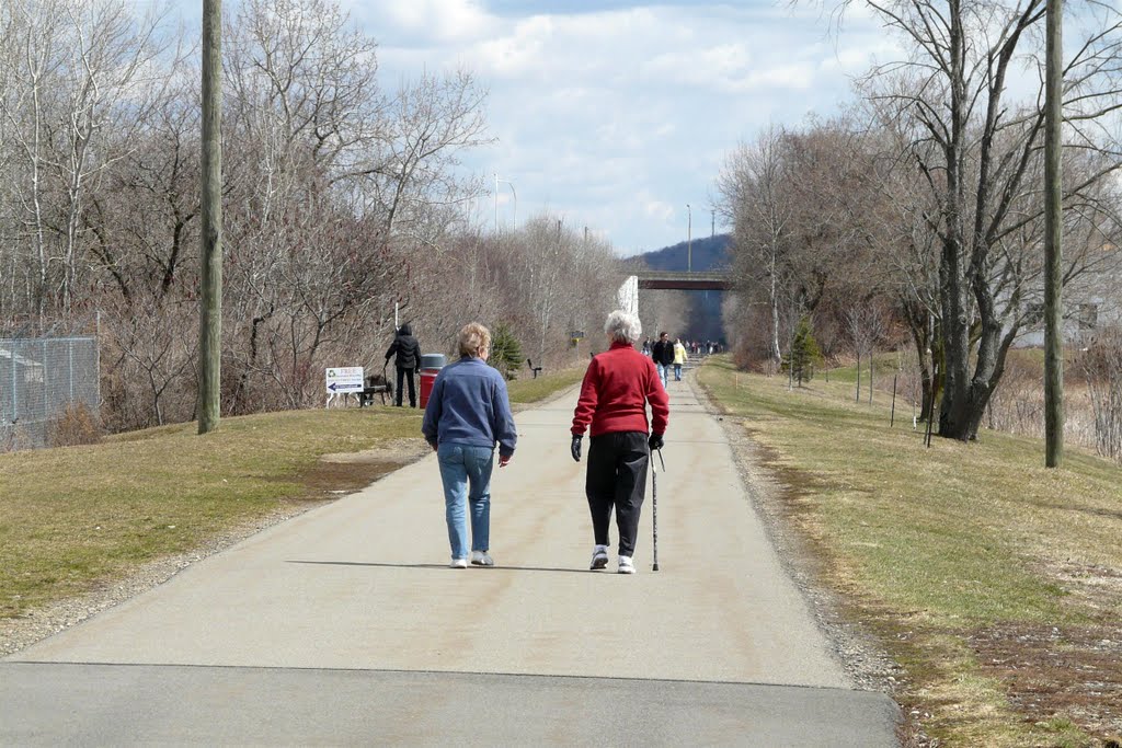 (copyrighted) walkers on rail trail 4/11, Эндикотт