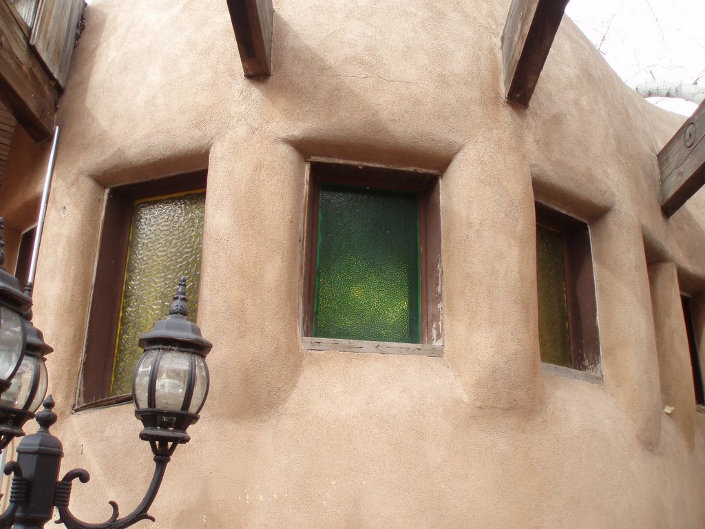 Adobe Windows of Andrews Pueblo Pottery in Old Town Albuquerque, Альбукерк