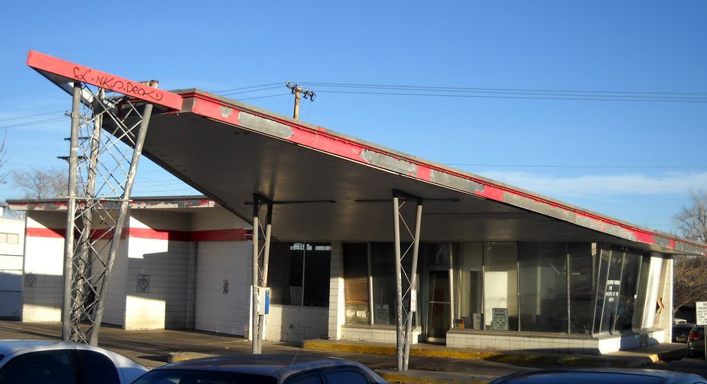 Phillips 66 Harlequin Batwing gas station, Central Ave, Historic Route 66, Albuquerque, NM, circa 1960s, style: Googie, Альбукерк