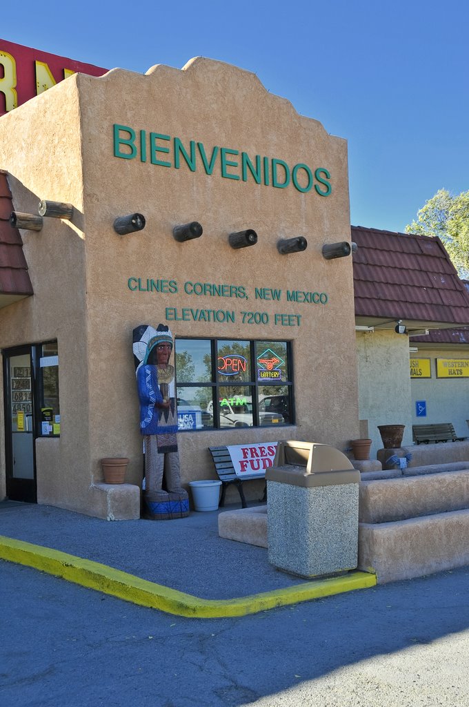 The famous Clines Corners truck stop at exit 218B on I-40, Лас-Крукес