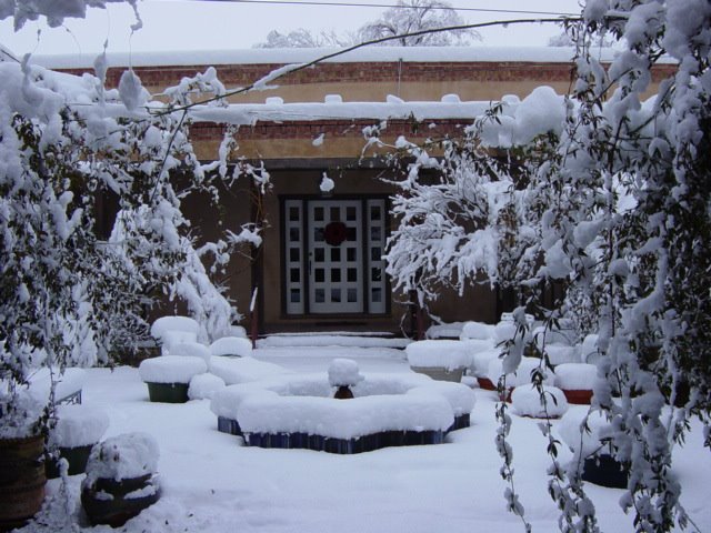 Los Poblanos courtyard after Dec 2006 snow storm, Лос-Ранчос-де-Альбукерк