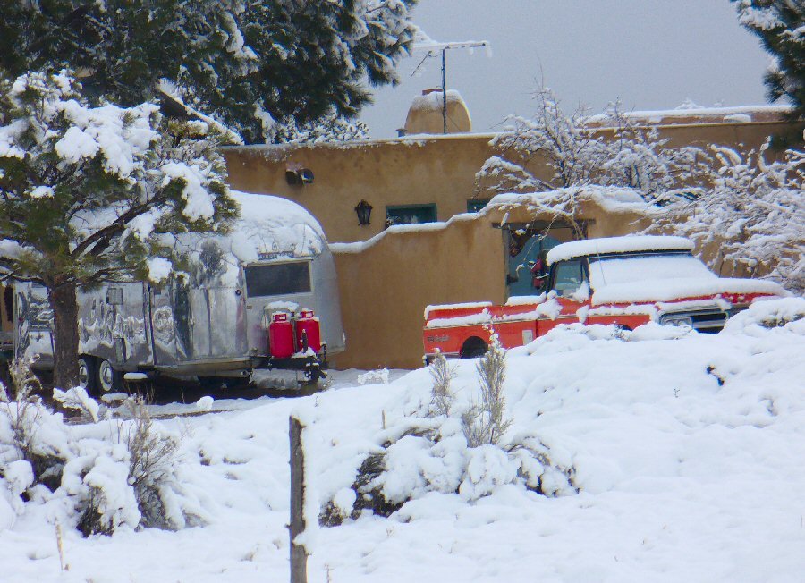 Carols Airstream in snow, Лос-Ранчос-де-Альбукерк